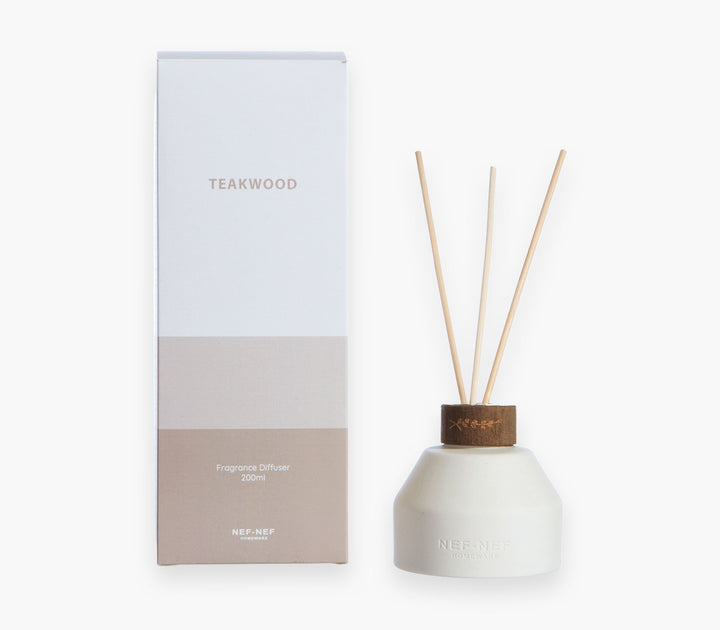 Αρωματικό χώρου με στικς Teakwood της Nef-Nef Homeware σε sand rose κεραμικό δοχείο με ξύλινο καπάκι και μίνιμαλ συσκευασία.