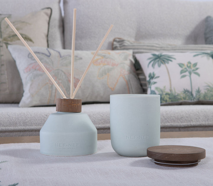 Αρωματικό χώρου με στικς Gardenia της Nef-Nef Homeware σε γυάλινο δοχείο μέντας δίπλα στη μίνιμαλ συσκευασία.