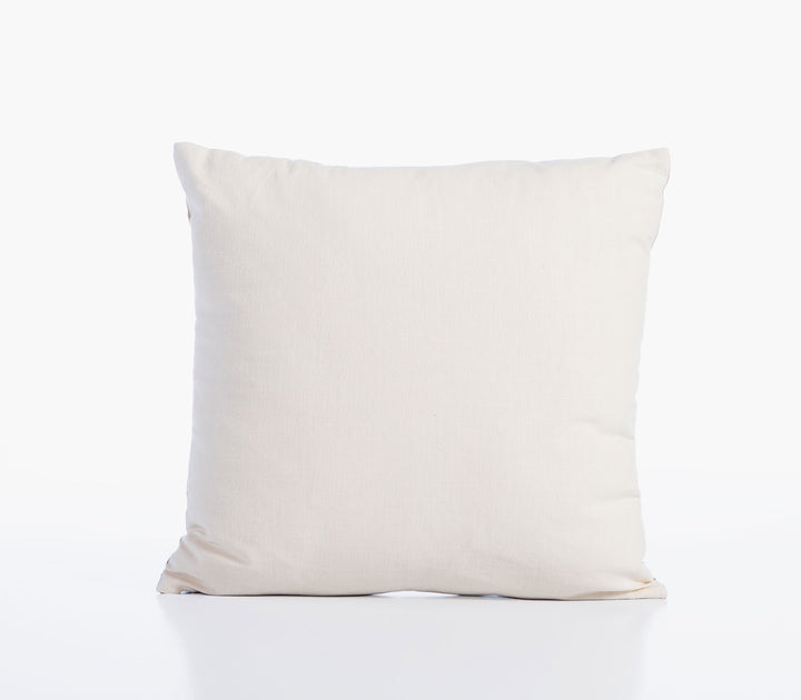 Διακοσμητικό μαξιλάρι Build της Nef-Nef Homeware σε εκρού απόχρωση με διακριτική υφασμάτινη υφή πάνω σε ουδέτερο φόντο.