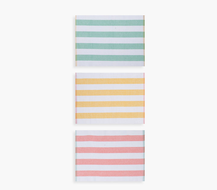 Τρία ριγέ σουπλά τοποθετημένα κάθετα σε πράσινο, κίτρινο και κοραλί χρώμα σε λευκό φόντο.
