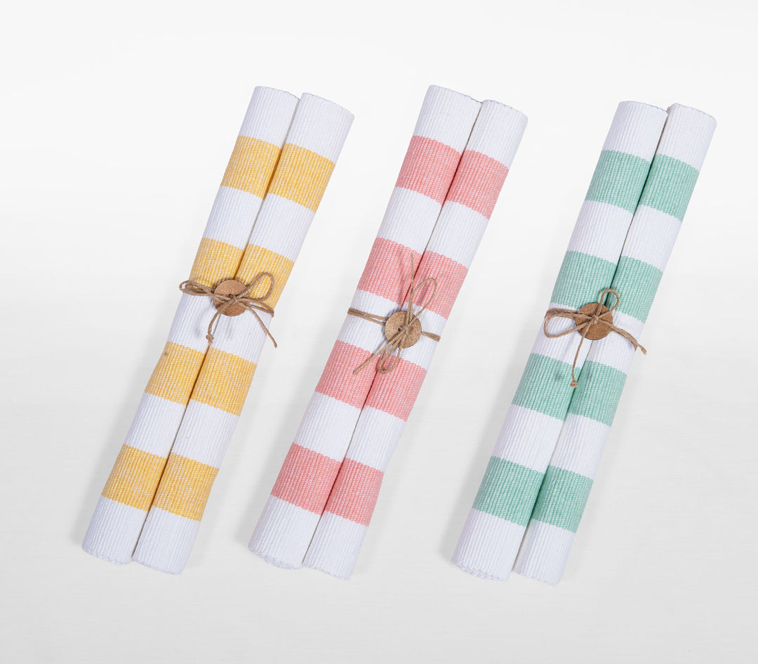 Τρία σετ ριγέ σουπλά δεμένα σε ρολό σε αποχρώσεις πράσινου, κοραλί και κίτρινου.
