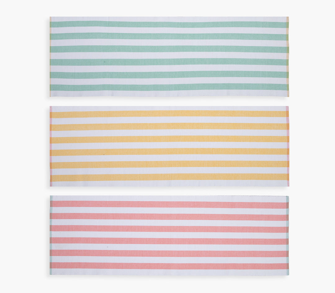 Τρεις ριγέ τραβέρσες σε πράσινο, κίτρινο και κοραλί χρώμα τοποθετημένες σε λευκό φόντο.

