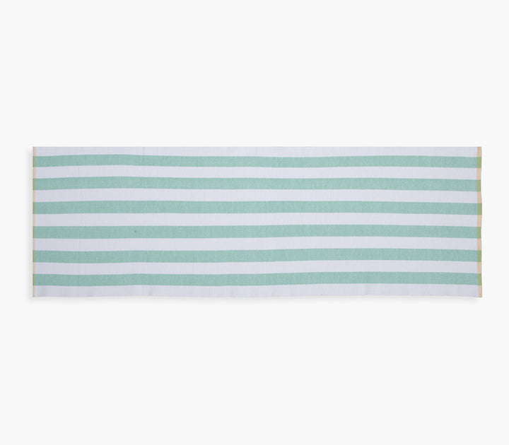 Ριγέ τραβέρσα σε πράσινο και λευκό χρώμα με λεπτό τελείωμα σε λευκό φόντο.
