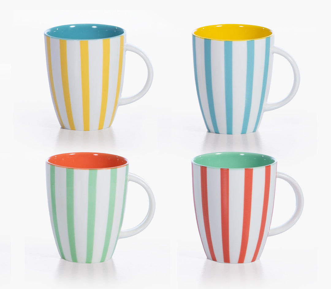 Τέσσερις κεραμικές κούπες με διαφορετικά χρώματα ρίγας και έντονα εσωτερικά σε λευκό φόντο.