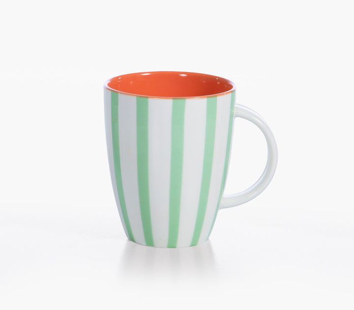 Κεραμική κούπα με πράσινες και λευκές ρίγες και πορτοκαλί εσωτερικό σε λευκό φόντο.