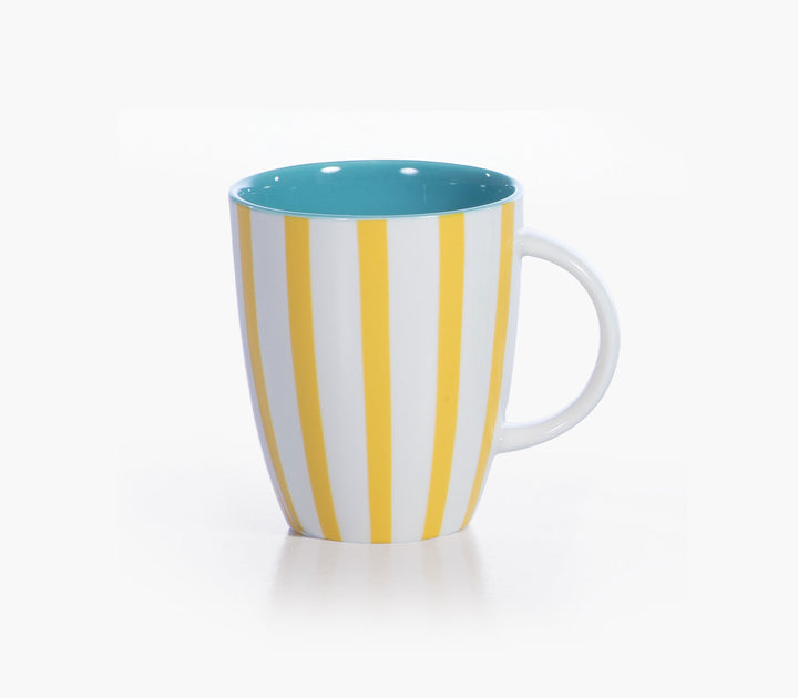 Κεραμική κούπα με κίτρινες και λευκές ρίγες και γαλάζιο εσωτερικό σε ουδέτερο φόντο.