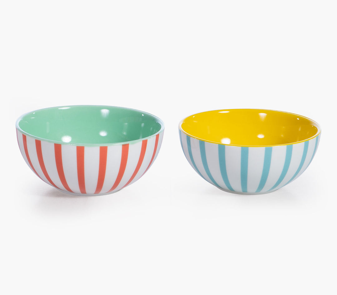 Δύο κεραμικά μπολ με ριγέ σχέδιο σε κόκκινο και γαλάζιο με έντονα χρωματιστά εσωτερικά σε λευκό φόντο.