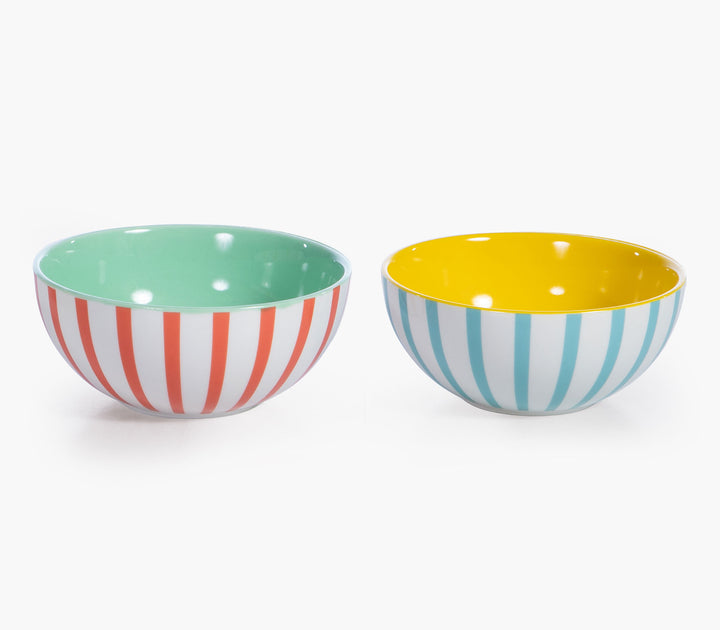 Δύο κεραμικά μπολ με ριγέ σχέδιο σε κόκκινο και γαλάζιο με έντονα χρωματιστά εσωτερικά σε λευκό φόντο.