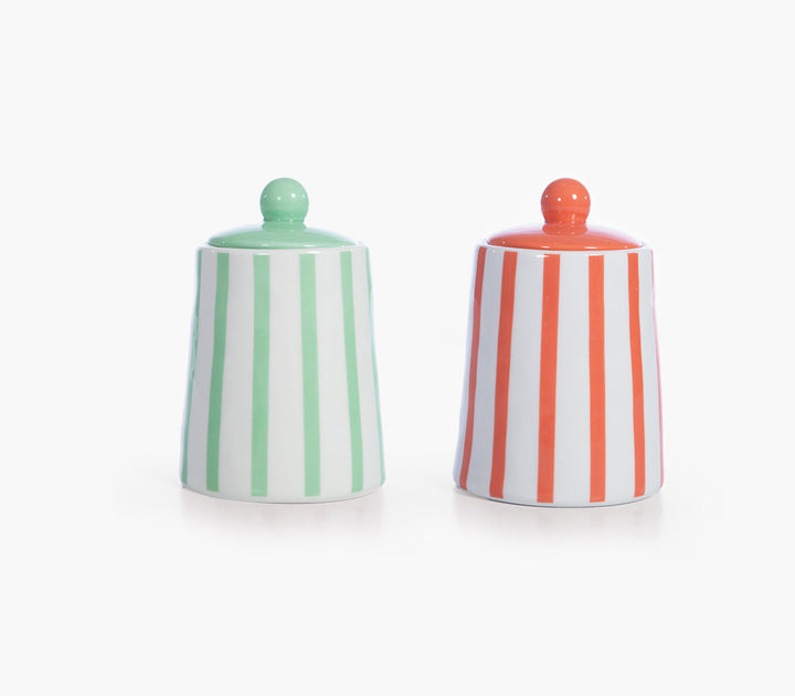 Δύο κεραμικά βάζα με καπάκι σε πράσινο και κοραλί ριγέ σχέδιο σε λευκό φόντο.