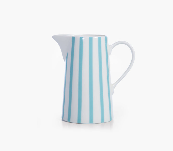 Κεραμική κανάτα σε γαλάζιο και λευκό ριγέ σχέδιο σε καθαρό λευκό φόντο.