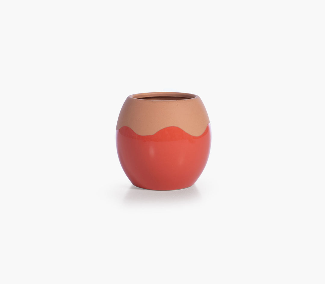 Κεραμικό βάζο Domain της Nef-Nef Homeware σε κοραλί και μπεζ χρώμα με στρογγυλό σχεδιασμό σε λευκό φόντο.