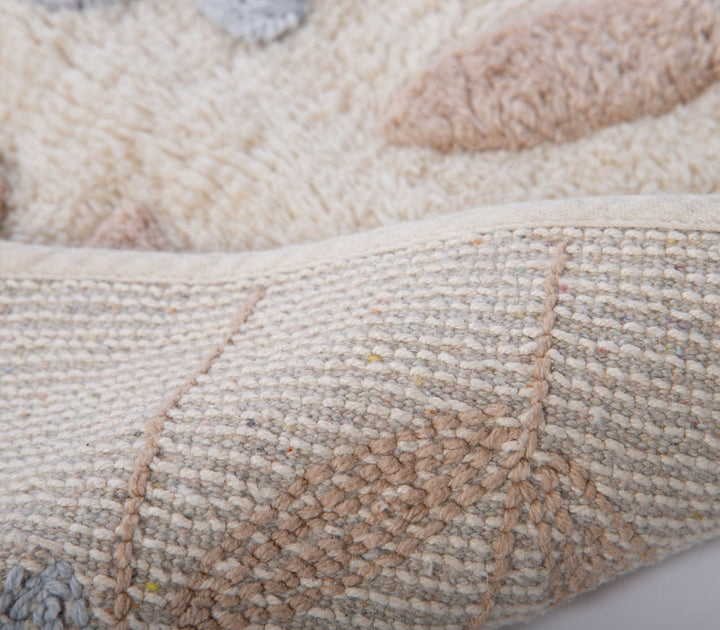 Λεπτομέρεια υφής στο πίσω μέρος του βαμβακερού ταπέτου Dreamel με υφαντή επιφάνεια και ανάγλυφο σχέδιο.