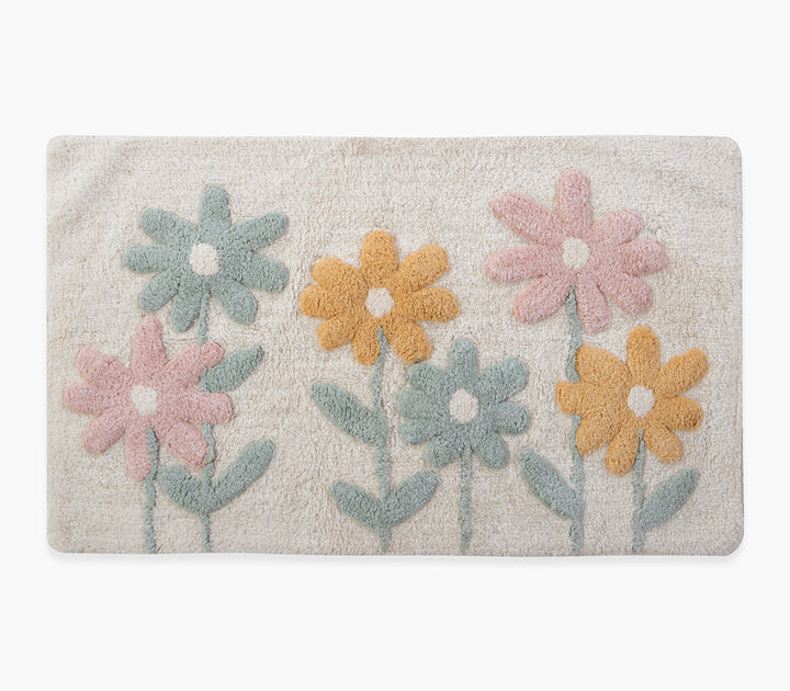 Βαμβακερό ταπέτο μπάνιου σε εκρού χρώμα με ανάγλυφα λουλούδια σε ροζ, βεραμάν και ώχρα πάνω σε λευκό φόντο.