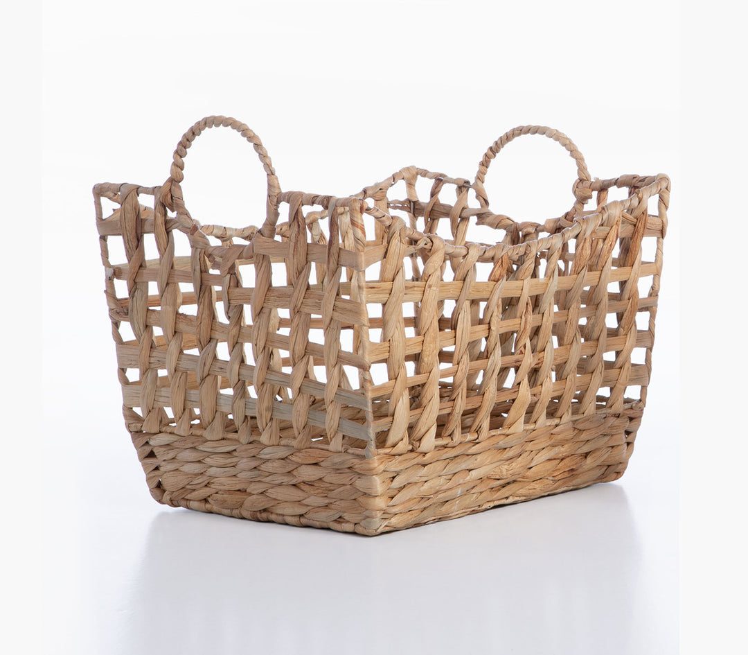 Μπεζ καλάθι Grant της Nef-Nef Homeware από φυσικό υάκινθο με πλεκτή υφή και δύο καμπύλα χερούλια σε λευκό φόντο.