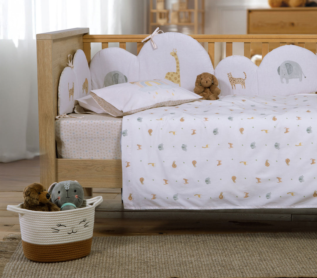 Καλάθι Hilda της Nef-Nef Homeware από βαμβακερό σχοινί με σχέδιο προσώπου τοποθετημένο σε παιδικό δωμάτιο δίπλα σε κρεβάτι.