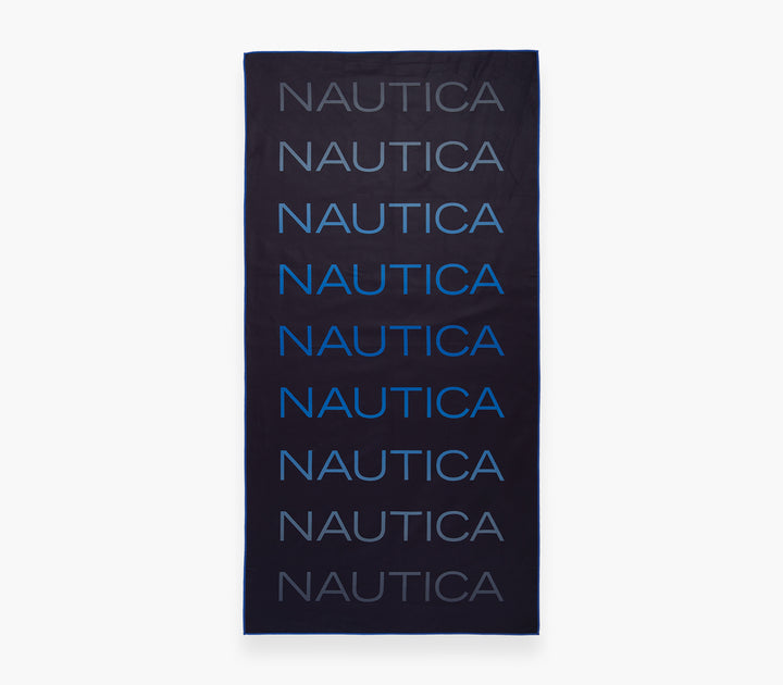 Μαύρη πετσέτα θαλάσσης με μπλε λογότυπο Nautica σε minimal παρουσίαση.