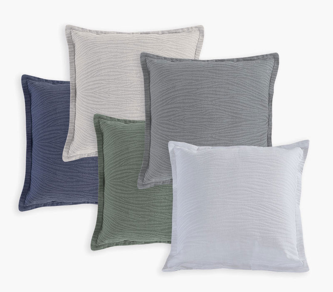 Διακοσμητικά μαξιλάρια Zebra της Nef-Nef Homeware σε μπλε, εκρού, γκρι, πράσινο και λευκό χρώμα σε λευκό φόντο.