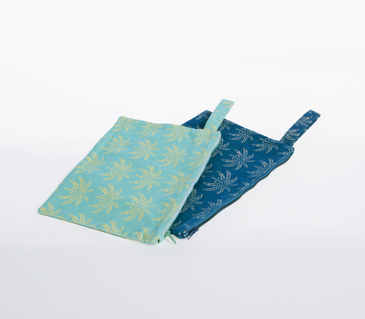 Δύο τσαντάκια θαλάσσης σε τιρκουάζ και μπλε αποχρώσεις με σχέδιο φοίνικες σε λευκό φόντο.