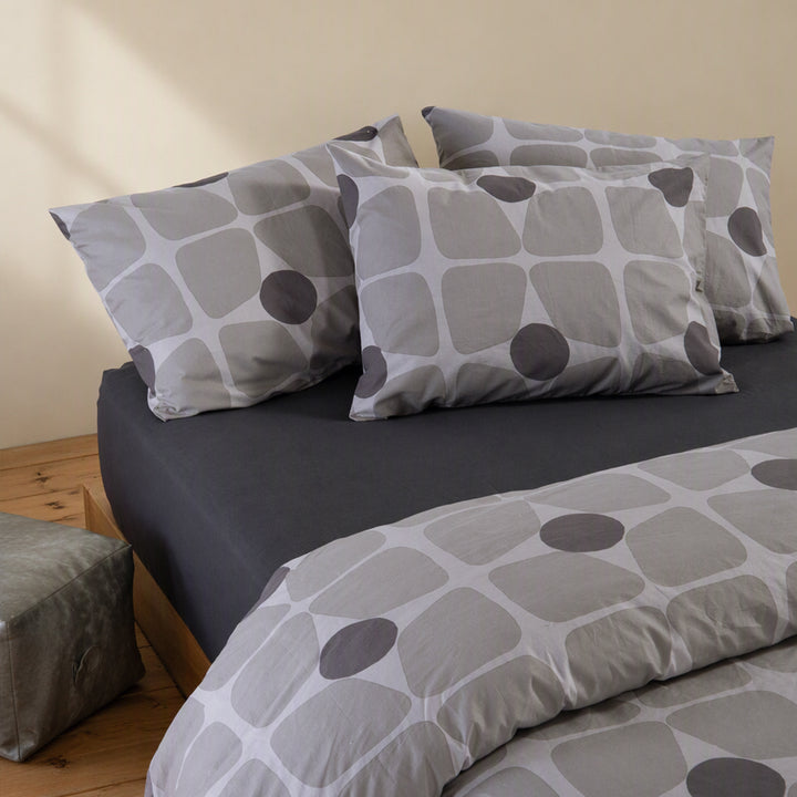 Βαμβακερό σετ παπλωματοθήκη Casual Coreo Nef-Nef Homeware σε γκρι χρωματισμό, στρωμένο σε μοντέρνο υπνοδωμάτιο.