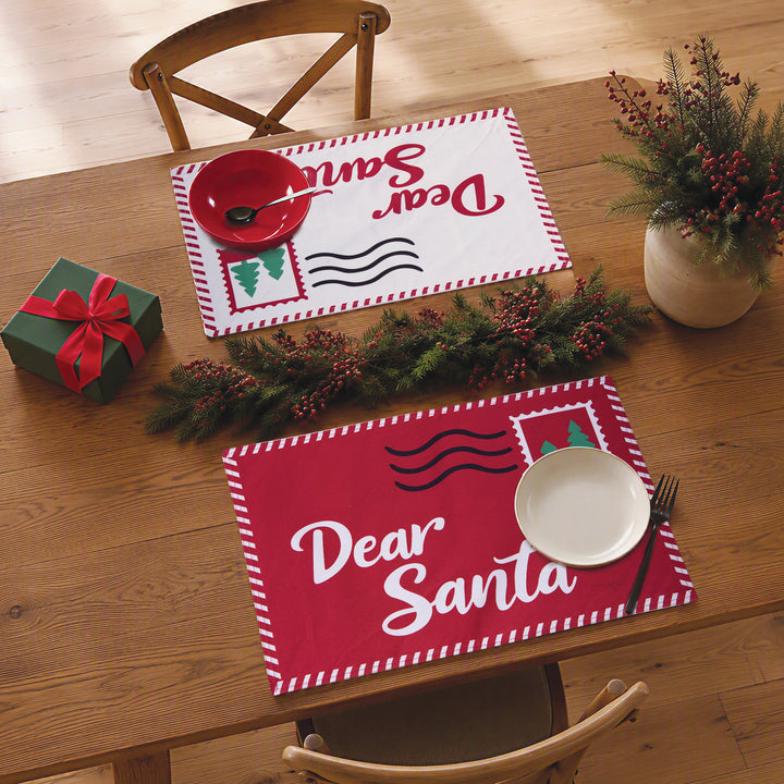 Κόκκινο και λευκό σουπλά Letter To Santa με επιγραφή Dear Santa σαν φάκελος, σε ξύλινο τραπέζι με δώρο.