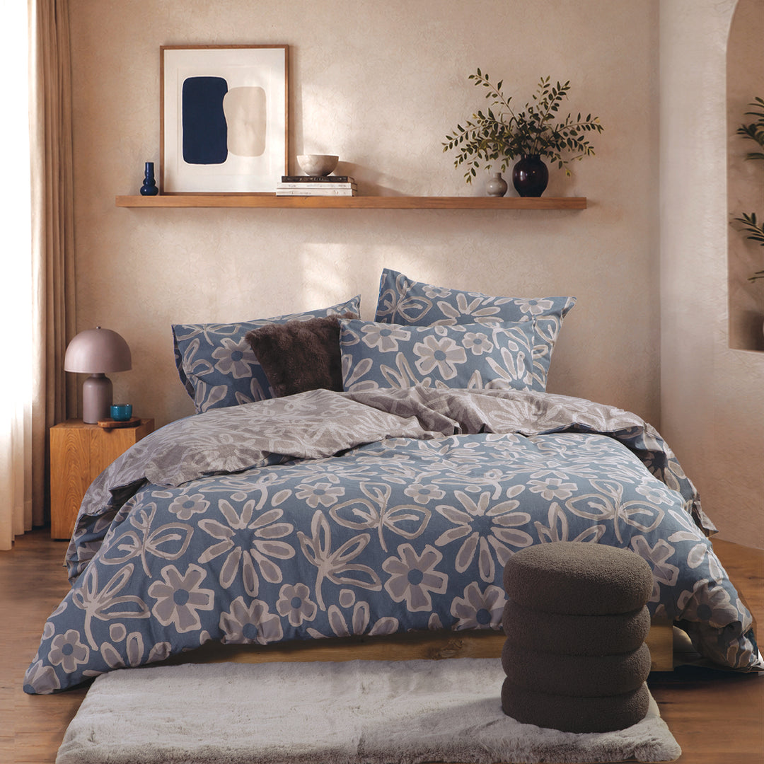 Σετ βαμβακερά σεντόνια Harmony Nef-Nef Homeware σε γκρι-μπλε απόχρωση με μεγάλα λουλουδάτα μοτίβα, στρωμένα σε μοντέρνο υπνοδωμάτιο.