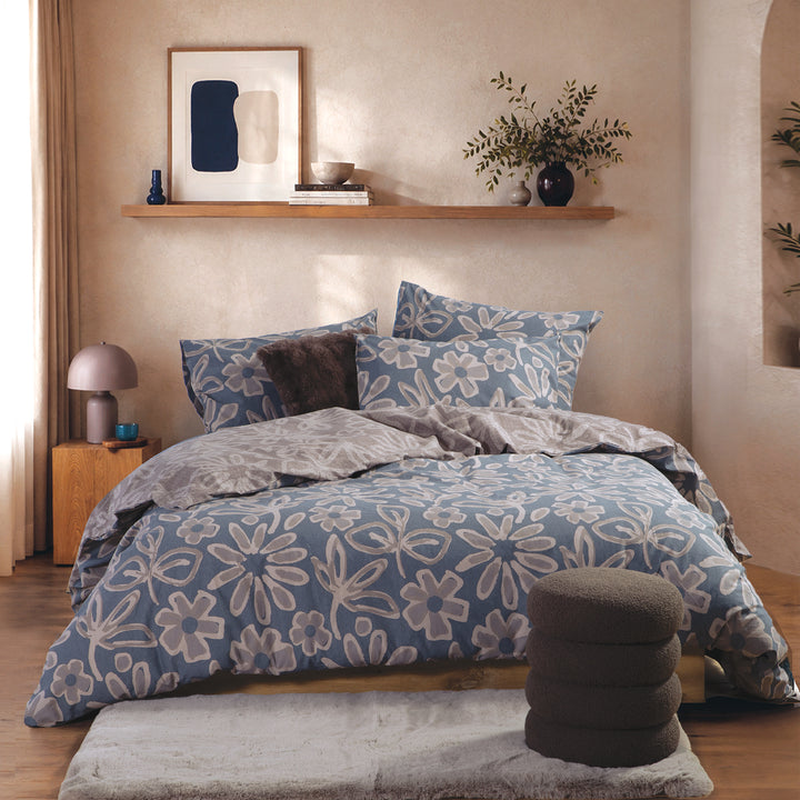 Σετ βαμβακερά σεντόνια Harmony Nef-Nef Homeware σε γκρι-μπλε απόχρωση με μεγάλα λουλουδάτα μοτίβα, στρωμένα σε μοντέρνο υπνοδωμάτιο.