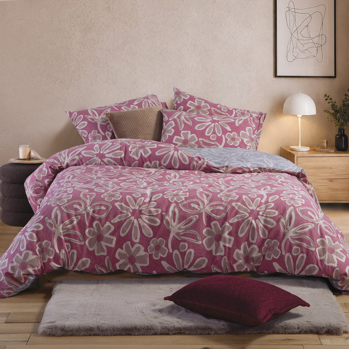 Σετ σεντόνια Harmony Nef-Nef Homeware σε ροζ απόχρωση με μπεζ λουλούδια, στρωμένα σε μοντέρνο υπνοδωμάτιο.