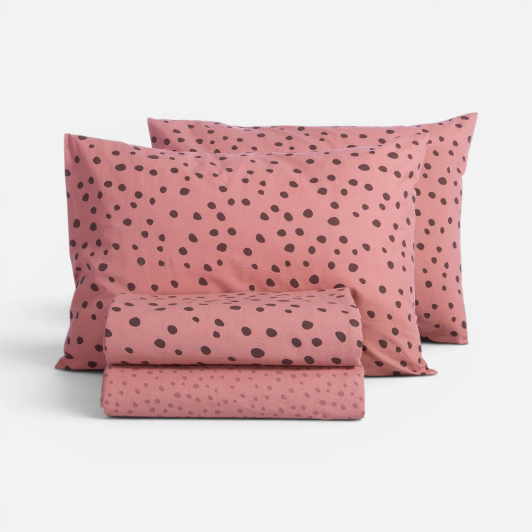 Βαμβακερά σεντόνια Trust Nef-Nef Homeware σε ροζ απόχρωση με σκούρο πουά σχέδιο και συνδυαστικό μοτίβο.
