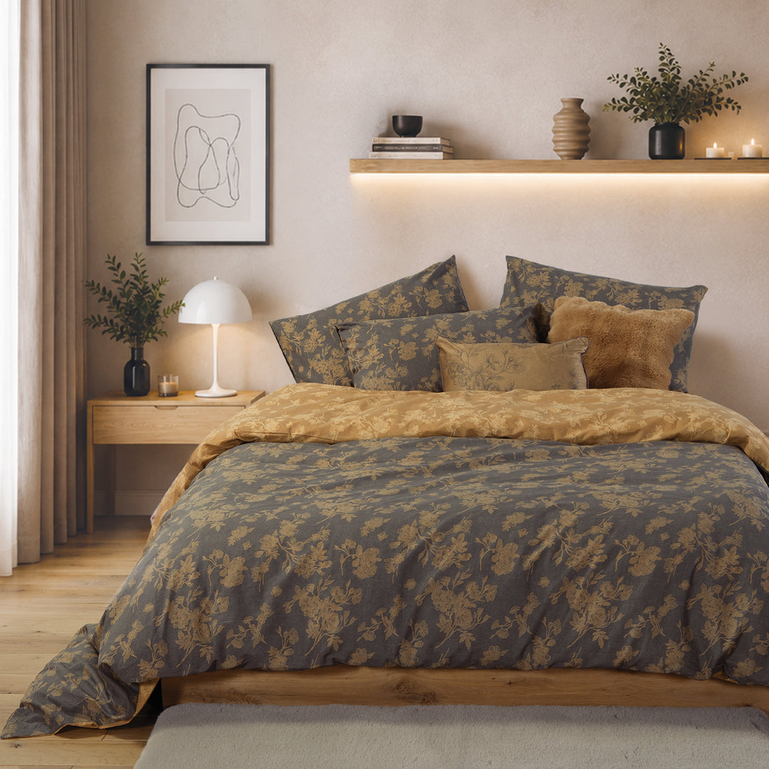 Σετ σεντόνια Dream Nef-Nef Homeware σε καφέ και ώχρα τόνους, στρωμένα σε κομψό υπνοδωμάτιο.