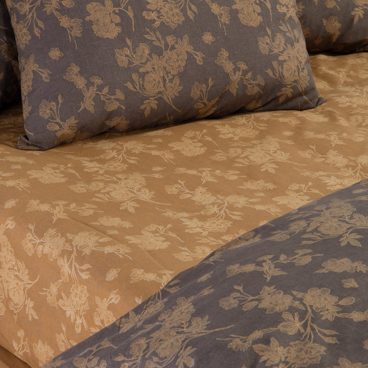 Κοντινή όψη βαμβακερών σεντονιών Dream Nef-Nef Homeware με floral μοτίβο σε καφέ και ώχρα αποχρώσεις.