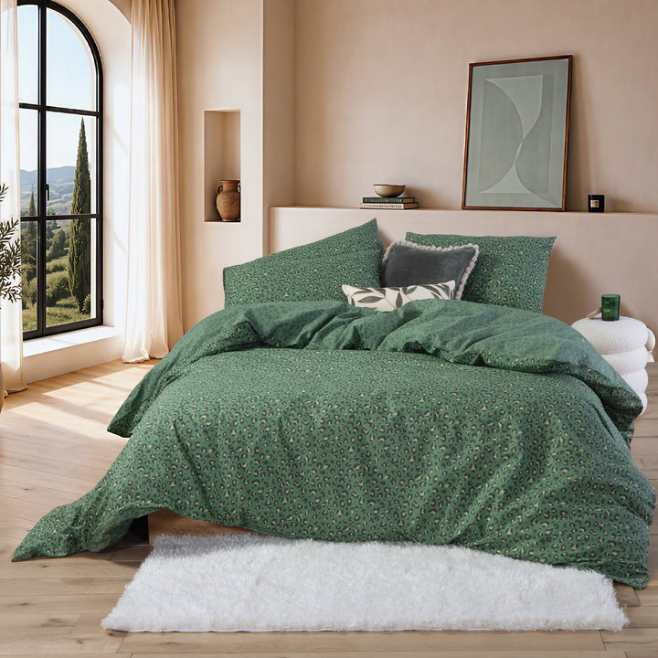 Σετ μονά βαμβακερά σεντόνια Wild Nef-Nef Homeware σε πράσινο χρώμα με animal print σχέδιο, στρωμένα σε φωτεινό μοντέρνο υπνοδωμάτιο.