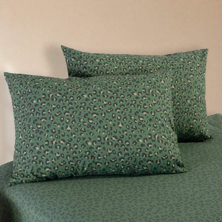 Πράσινα βαμβακερά σεντόνια Wild Nef-Nef Homeware με animal print σχέδιο και ασορτί μαξιλαροθήκες επάνω σε στρωμένο κρεβάτι.