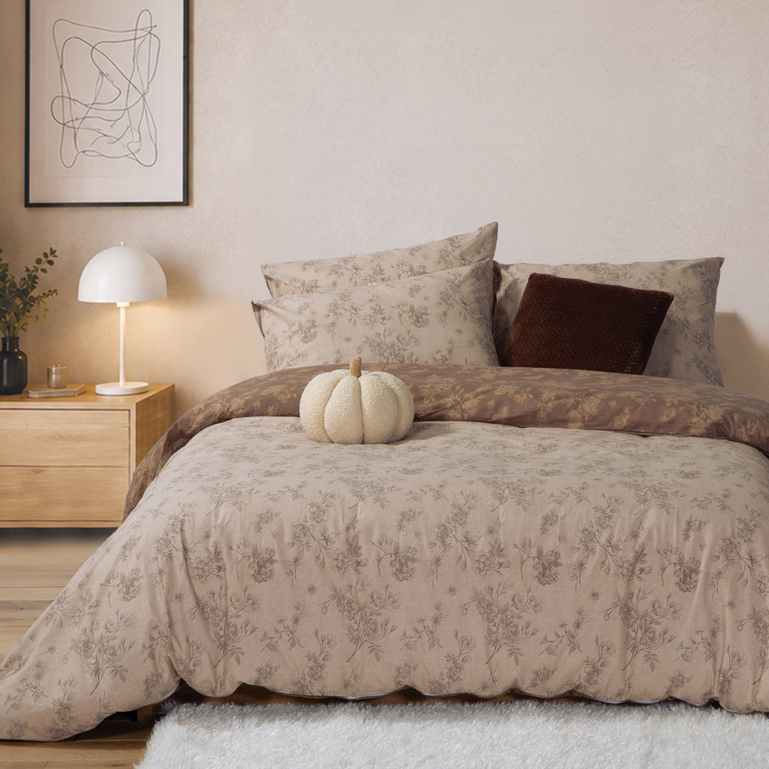 Σετ εκρού σεντόνια Dream Nef-Nef Homeware με λουλουδάτο σχέδιο, στρωμένα σε μοντέρνο υπνοδωμάτιο.