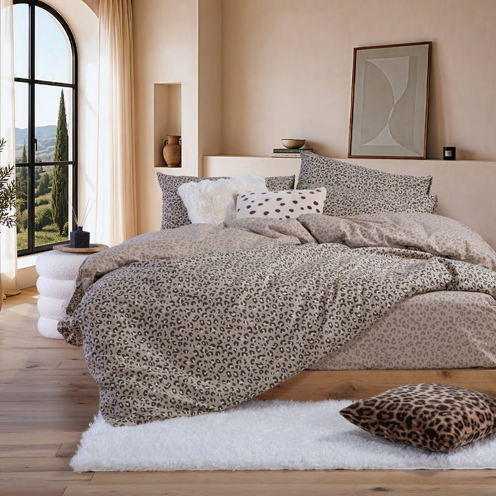 Σετ βαμβακερά σεντόνια Wild Nef-Nef Homeware σε μπεζ και μαύρες αποχρώσεις με animal print σχέδιο σε μοντέρνο υπνοδωμάτιο.
