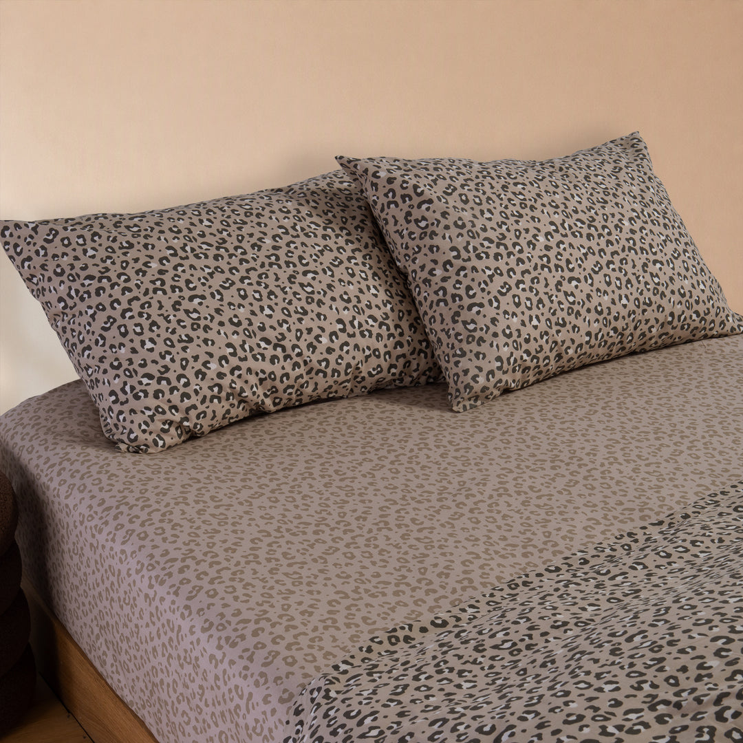 Βαμβακερά σεντόνια Wild Nef-Nef Homeware σε μπεζ απόχρωση με animal print μοτίβο και ασορτί μαξιλαροθήκες σε στρωμένο κρεβάτι.