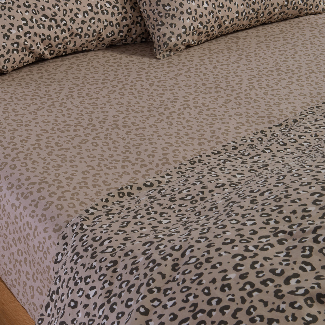 Κοντινή όψη βαμβακερών σεντονιών Wild Nef-Nef Homeware σε μπεζ απόχρωση με διαφορετικά animal print μοτίβα σε κρεβάτι.