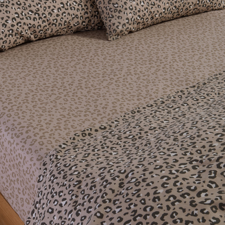 Κοντινή όψη βαμβακερών σεντονιών Wild Nef-Nef Homeware σε μπεζ απόχρωση με διαφορετικά animal print μοτίβα σε κρεβάτι.
