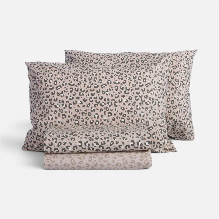 Σετ διπλά βαμβακερά σεντόνια Wild Nef-Nef Homeware με animal print σχέδιο σε μπεζ, μαύρες και γκρι αποχρώσεις.