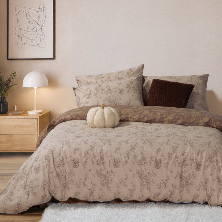 Σετ εκρού σεντόνια Dream Nef-Nef Homeware με λουλουδάτο σχέδιο, στρωμένα σε μοντέρνο υπνοδωμάτιο.