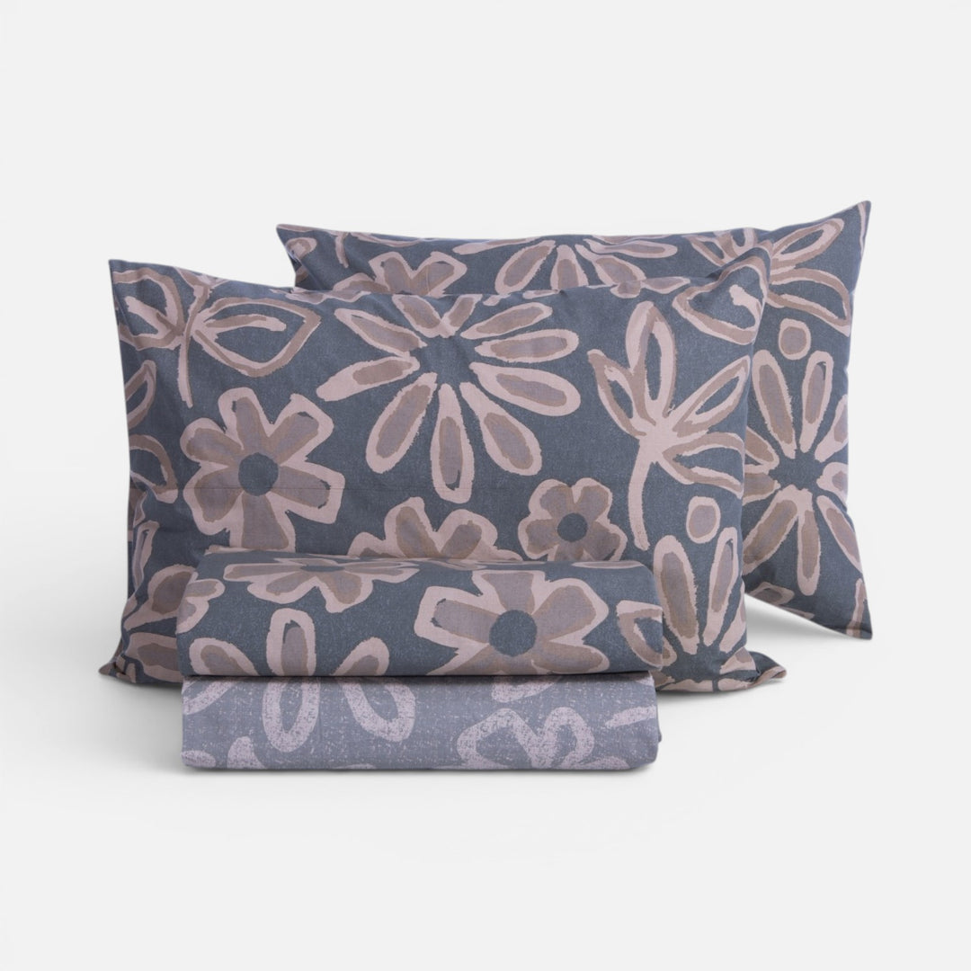 Σετ βαμβακερά σεντόνια Harmony Nef-Nef Homeware σε γκρι-μπλε απόχρωση με μπεζ λουλουδάτο μοτίβο.