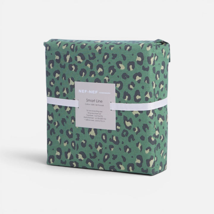 Σετ βαμβακερά σεντόνια Wild Nef-Nef Homeware σε πράσινο χρώμα με animal print μοτίβο, σε συσκευασία.