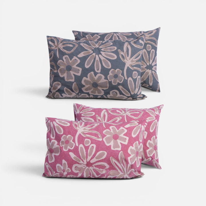 Μαξιλαροθήκες Harmony Nef-Nef Homeware σε γκρι και ροζ αποχρώσεις με μεγάλα λουλουδάτα μοτίβα.