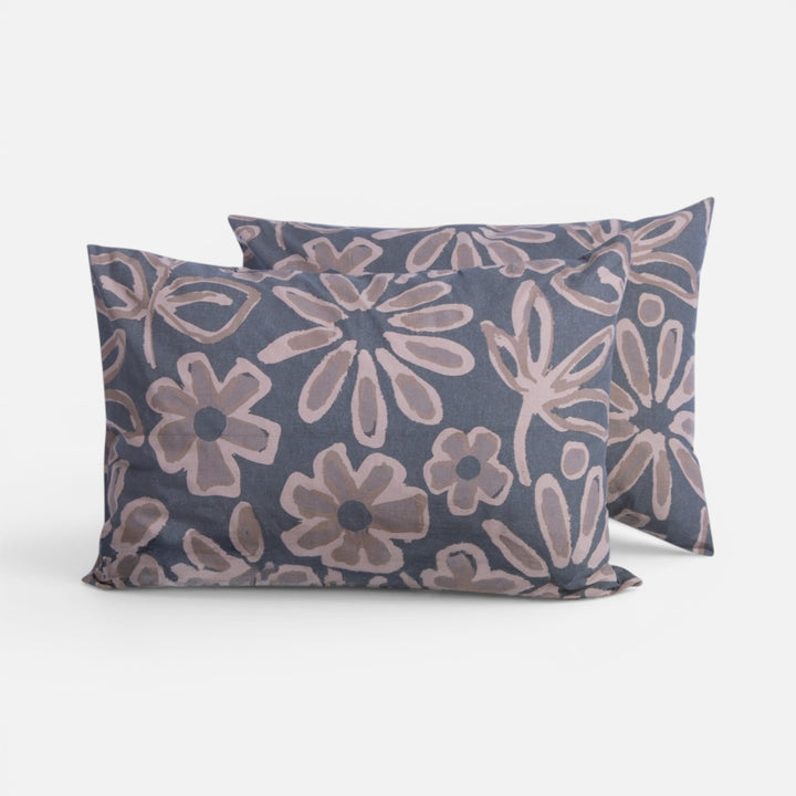 Βαμβακερή μαξιλαροθήκη ύπνου Harmony Nef-Nef Homeware σε γκρι-μπλε απόχρωση με μπεζ λουλούδια.