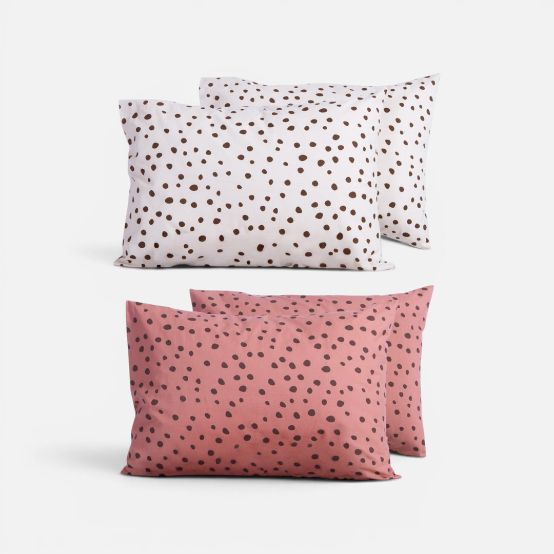 Βαμβακερές μαξιλαροθήκες Trust Nef-Nef Homeware σε εκρού και ροζ αποχρώσεις με χαρακτηριστικό σκούρο πουά σχέδιο.