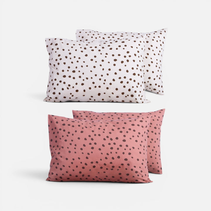Βαμβακερές μαξιλαροθήκες Trust Nef-Nef Homeware σε εκρού και ροζ αποχρώσεις με χαρακτηριστικό σκούρο πουά σχέδιο.