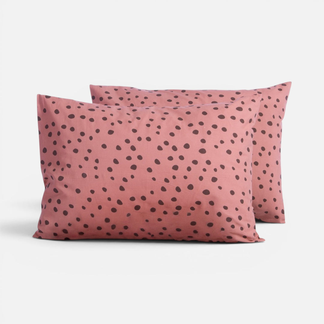 Μαξιλαροθήκες ύπνου Trust Nef-Nef Homeware σε ροζ χρώμα με σκούρο ακανόνιστο πουά μοτίβο σε λευκό φόντο.