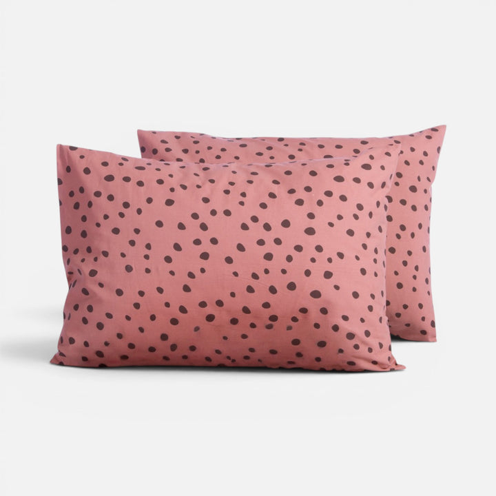 Μαξιλαροθήκες ύπνου Trust Nef-Nef Homeware σε ροζ χρώμα με σκούρο ακανόνιστο πουά μοτίβο σε λευκό φόντο.