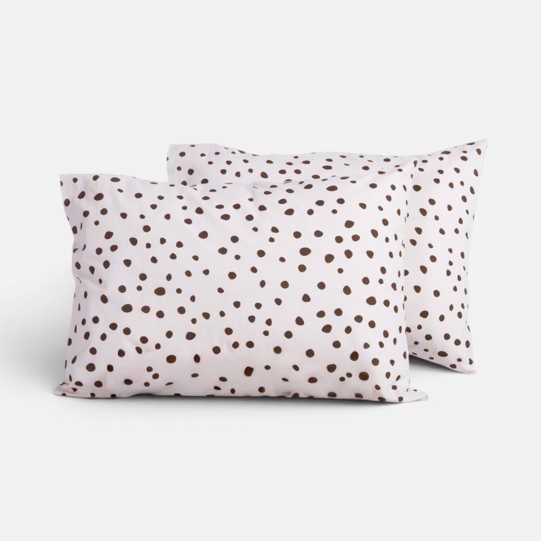 Βαμβακερές μαξιλαροθήκες ύπνου Trust Nef-Nef Homeware σε εκρού απόχρωση με καφέ πουά μοτίβο διαφορετικών μεγεθών.
