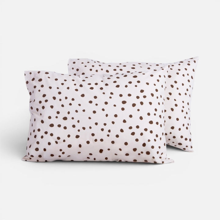 Βαμβακερές μαξιλαροθήκες ύπνου Trust Nef-Nef Homeware σε εκρού απόχρωση με καφέ πουά μοτίβο διαφορετικών μεγεθών.