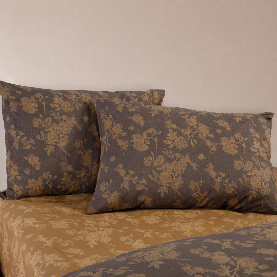 Καφέ βαμβακερές μαξιλαροθήκες Dream Nef-Nef Homeware με λουλουδάτο μοτίβο, συνδυασμένες με σεντόνι της ίδιας σειράς.